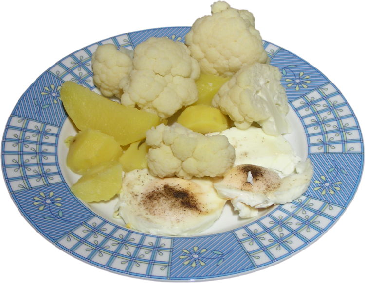 kalafior gotowany na parze, ziemniaki w rozmarynie gotowane na parze, jajka sadzone na parze, talerz